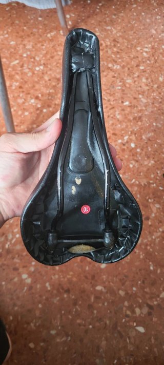 Sillín de bicicleta negro