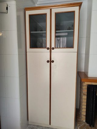 Armario de cocina de madera y cristal