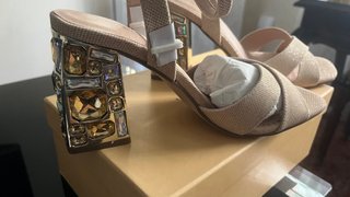 Sandalias Beige con Tacón Joya