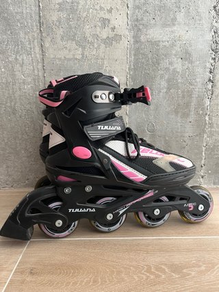 Patines en línea negros y rosas