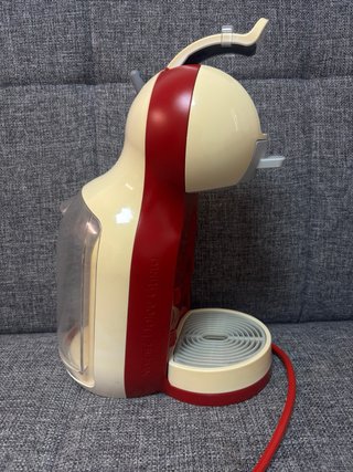 Cafetera Dolce Gusto Roja y Crema