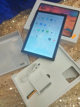 Tableta Negra con Cargador y Cable