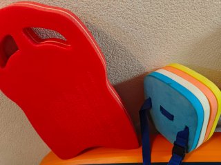 Tabla y boya aprendizaje natación