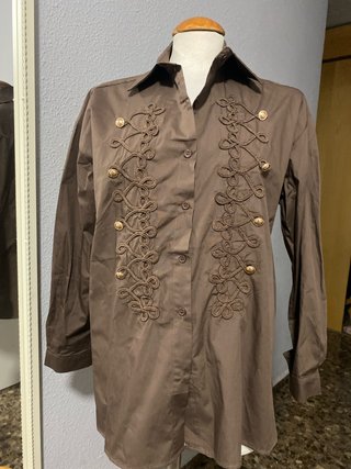 Camisa marrón chocolate con adornos
