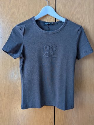 Camiseta Desigual marrón con logo