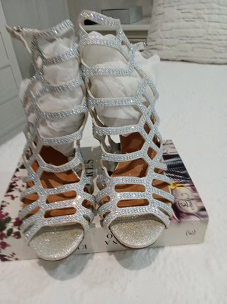 Zapatos de fiesta plateados con pedrería