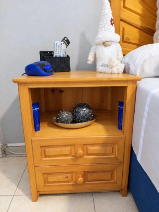 Cama de madera con cabecero
