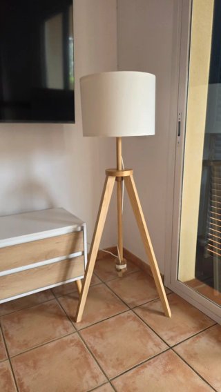 Lámpara de pie IKEA madera y tela beige.
