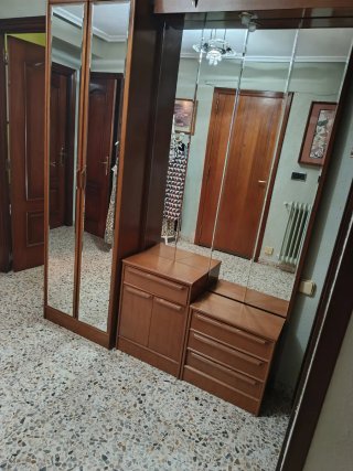 Mueble de madera con espejo