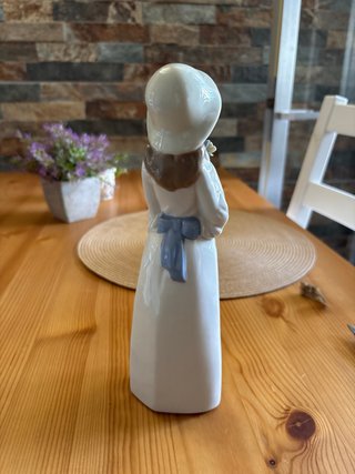 Figura de porcelana niña con flores Nadal