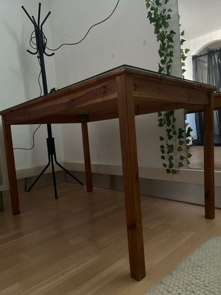 Mesa de madera con tapa de cristal