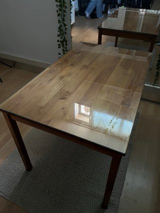 Mesa de madera con tapa de cristal