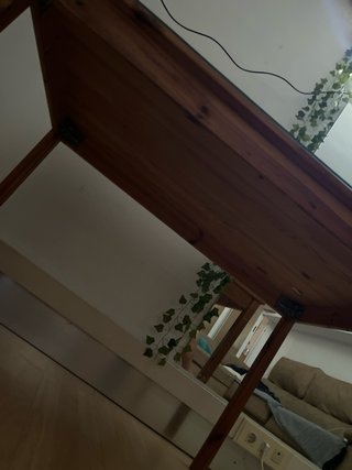 Mesa de madera con tapa de cristal