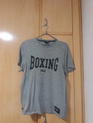 Camiseta Everlast gris con estampado