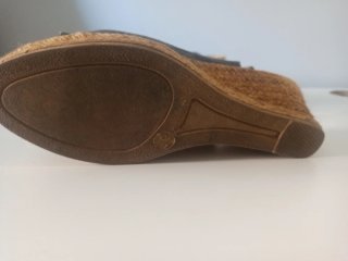 Sandalias grises de cuña con lazo