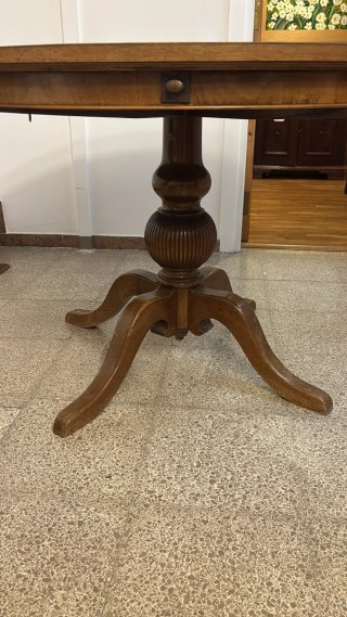 Mesa redonda de madera del 800