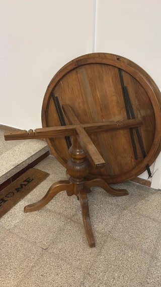 Mesa redonda de madera del 800