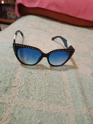 Gafas de sol negras y azules cada una 8€