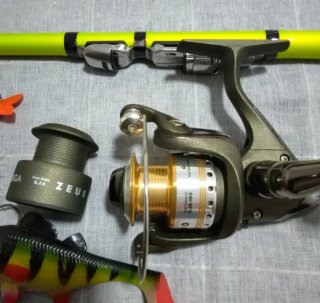 Caña pesca EVIA 210 carrete VEGA señuelos pesca