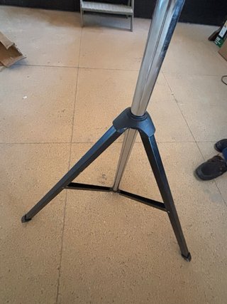 Pantalla de proyección con trípode