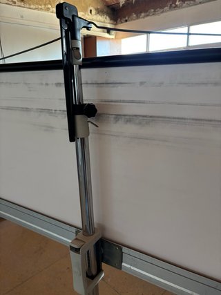 Pantalla de proyección con trípode