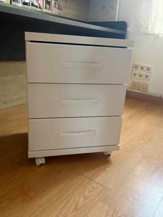 Escritorio y cajonera con ruedas