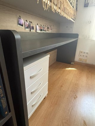 Escritorio y cajonera con ruedas