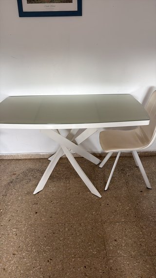 Mesa color blanco de madera y cristal.