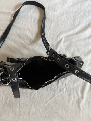 Bandolera negra con hebillas