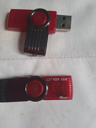 Lotto 10 chiavette USB 8 GB pari al nuovo.