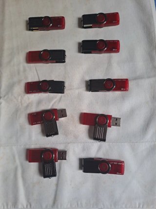Lotto 10 chiavette USB 8 GB pari al nuovo.