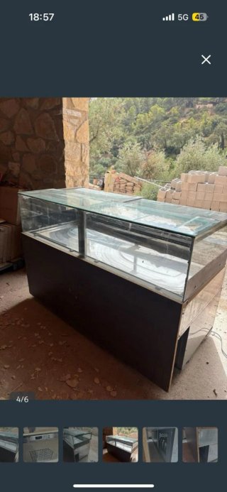 Vitrina refrigerada de cristal y metal