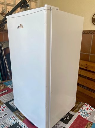 Nevera Artica 93L con congelador