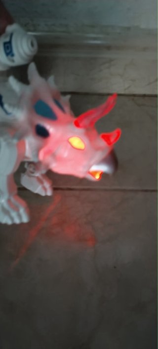 Dinosaurio con luz y sonido que anda