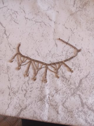 Gargantilla plateada con brillantes