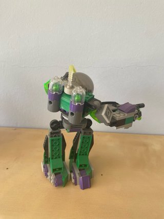 Mini robot LEGO verde y morado