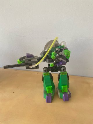 Mini robot LEGO verde y morado