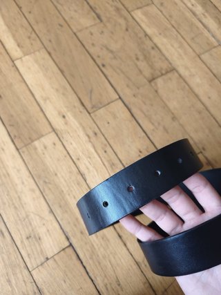 Cinturón negro con hebilla dorada de serpiente