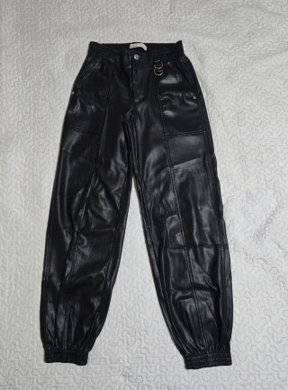 Pantalón cargo efecto piel negro