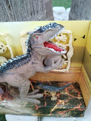 Dinosaurio T-Rex con huevos y crías.