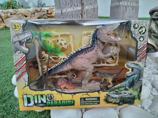 Dinosaurio T-Rex con huevos y crías.
