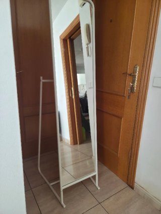 Espejo de pie Ikea KNAPPER