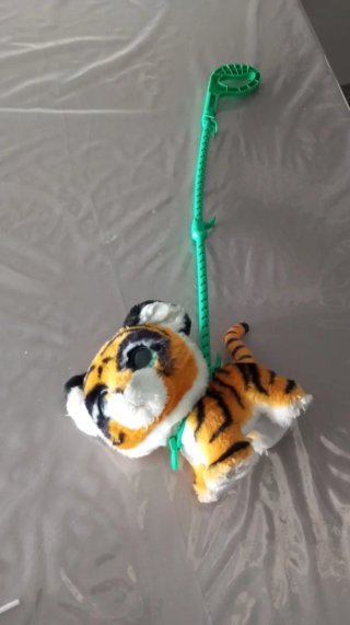 Tigre de peluche para pasear con sonido