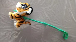 Tigre de peluche para pasear con sonido