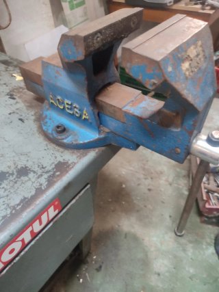 Banco de trabajo 100x80 con tornillo