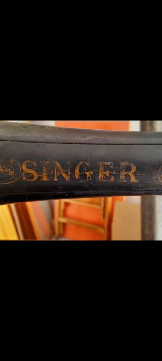 Máquina de coser SINGER.