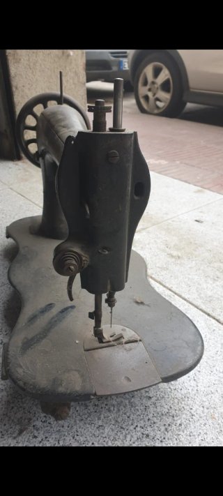 Máquina de coser SINGER.