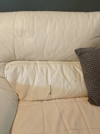 Sofá de piel beige