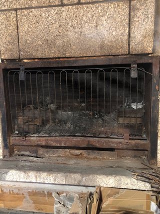 Chimenea sin puerta , solo en persona