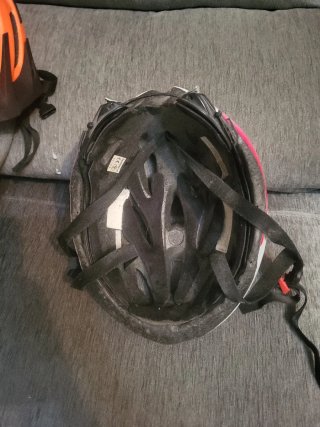 Casco de bici rosa y blanco